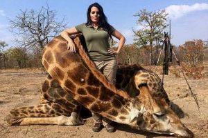 Запас фото американських жінок з убитим жирафом викликав хвилю обурення в інтернеті Запас фото американських жінок з убитим жирафом викликав хвилю обурення в інтернеті