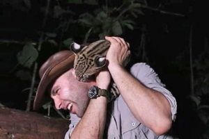 На провідному шоу про тварин напав на хижацьку кішку На провідному шоу про тварин напав на хижацьку кішку